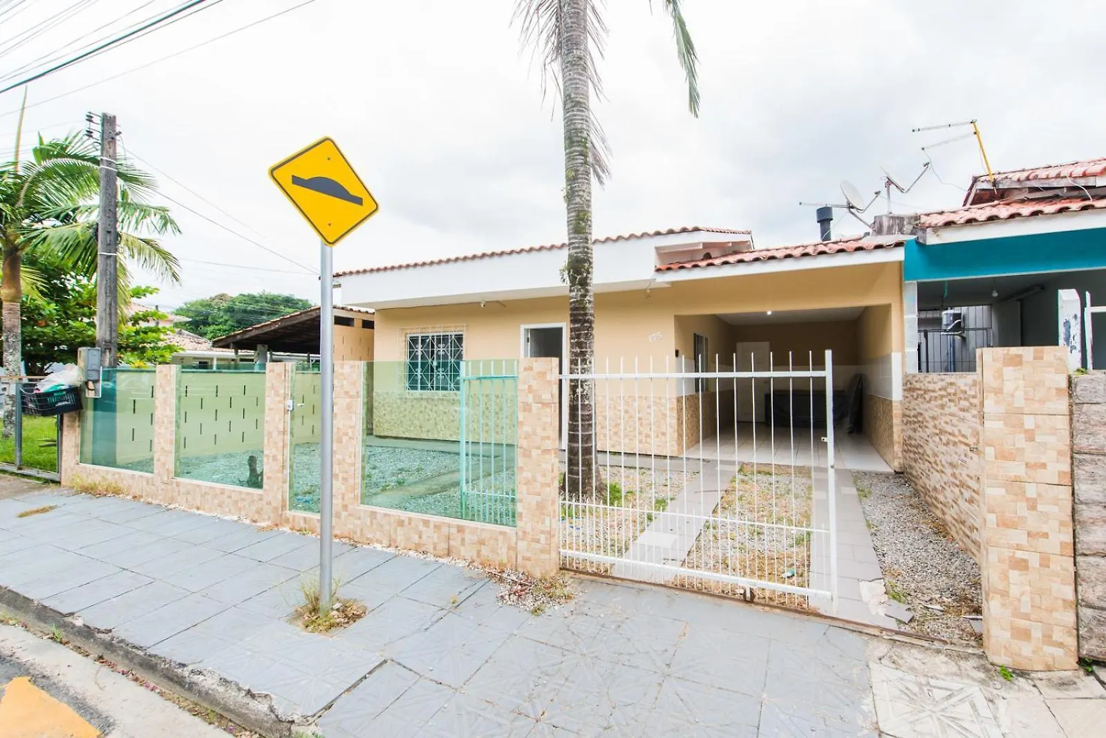 Casa Espacosa Com Quintal Interno Palhoca 0*,  Brazil